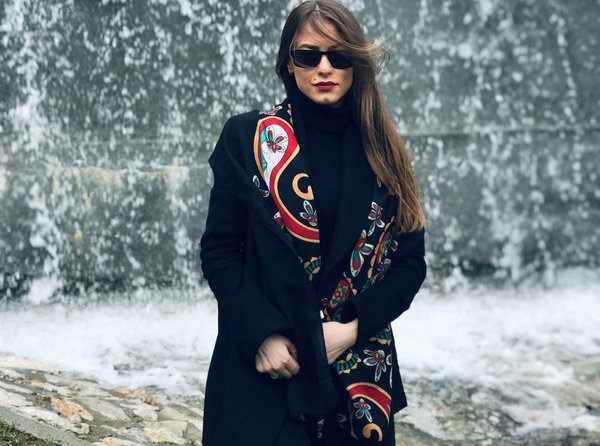 Quelle est la meilleure façon de porter un foulard en hiver avec un manteau long?