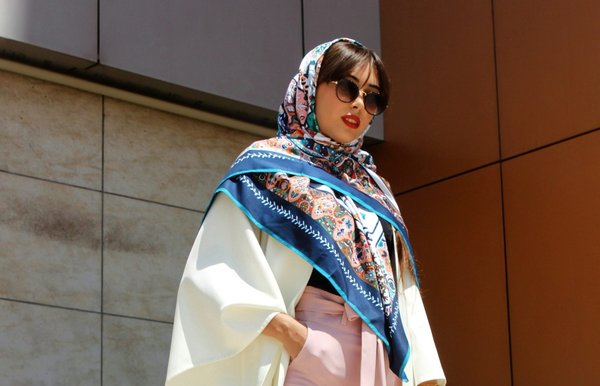 Quelles sont les meilleures techniques pour nouer un foulard en soie sur une chemise blanche?